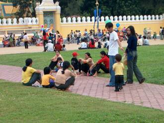 Families sitting in front of the royal palace